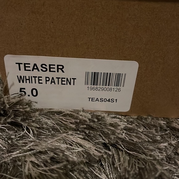 STEVE MADDEN!! BRAND NEW NEVER BEEN WORN BEFORE TEASER WHITE PATENT HEEL BOOTS - Picture 3 of 13